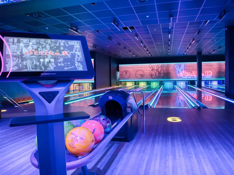 Groups bowling at Strike 10 Boca Raton