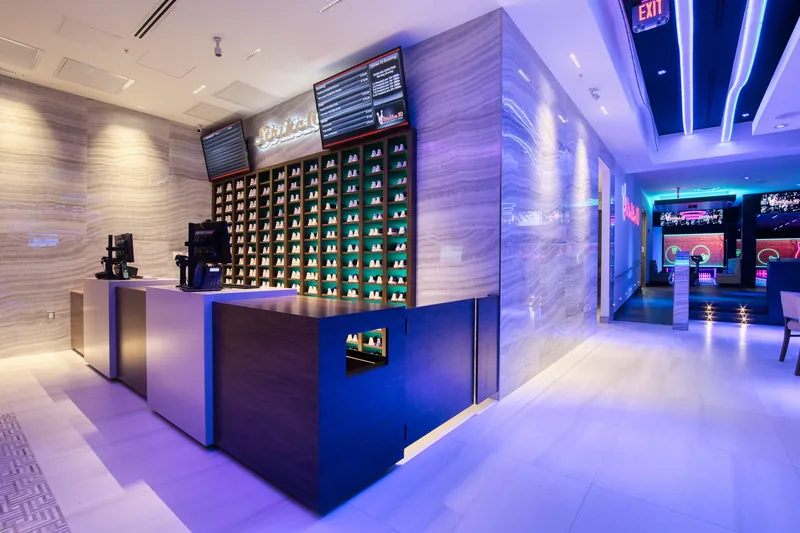 The bar and lounge at Strike 10 Boca Raton