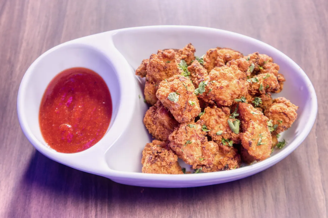 Crispy chicken bites with dipping sauce