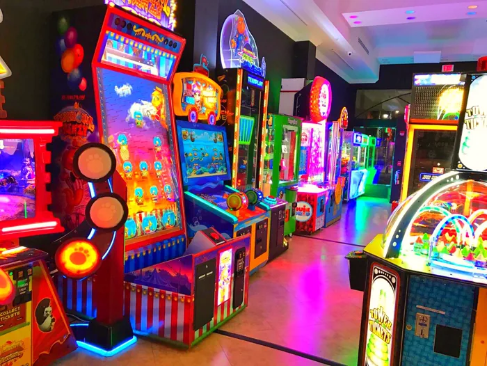 Guests playing at Strike 10 Hallandale